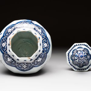 A blue, white and manganese Dutch Delft chinoiserie vase and cover, ca. 1700 — photo 5