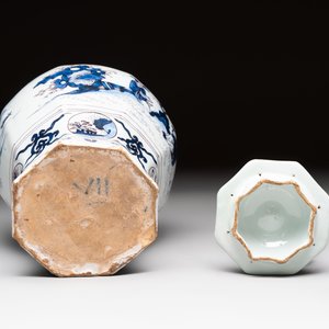 A blue, white and manganese Dutch Delft chinoiserie vase and cover, ca. 1700 — photo 6