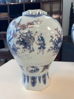 A blue, white and manganese Dutch Delft octagonal chinoiserie baluster vase in Transitional style — photo 9