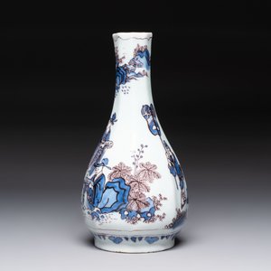 A blue, white and manganese Dutch Delft octagonal chinoiserie bottle vase, 17th C. — photo 2