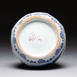 A blue, white and manganese Dutch Delft octagonal chinoiserie bottle vase, 17th C. — photo 6