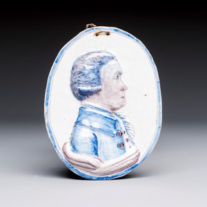 A blue, white and manganese Dutch or English Delftware portrait medallion — 照片 1