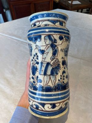 A blue, white and manganese Portuguese faience albarello, 17th C. — 照片 1
