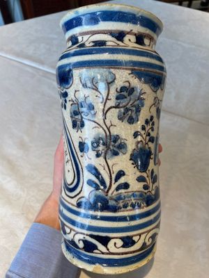 A blue, white and manganese Portuguese faience albarello, 17th C. — 照片 2