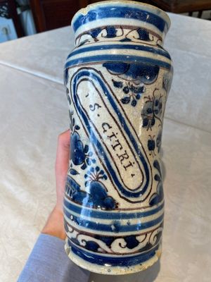 A blue, white and manganese Portuguese faience albarello, 17th C. — 照片 3