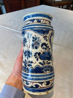 A blue, white and manganese Portuguese faience albarello, 17th C. — 照片 4