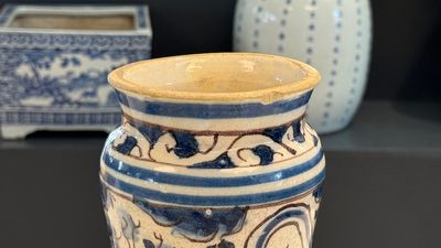 A blue, white and manganese Portuguese faience albarello, 17th C. — 照片 5