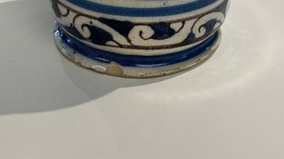 A blue, white and manganese Portuguese faience albarello, 17th C. — 照片 7