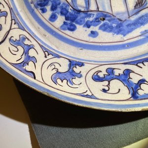 A blue, white and manganese Portuguese faience charger with a castle, 17th C. — 照片 3