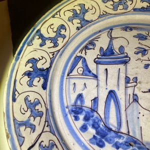 A blue, white and manganese Portuguese faience charger with a castle, 17th C. — 照片 7