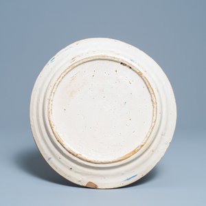 A blue, white and manganese Portuguese faience charger with a rabbit, 17th C. — 照片 2