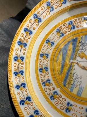 A blue, white and yellow Dutch Delft 'putto' dish, Verstraeten workshop, Haarlem, ca. 1640-1660 — 照片 1