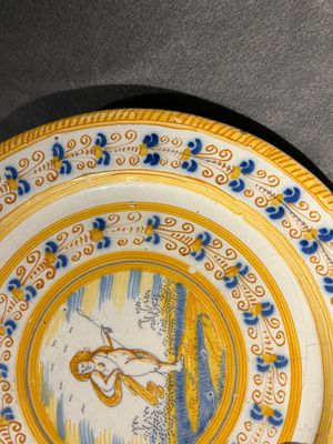A blue, white and yellow Dutch Delft 'putto' dish, Verstraeten workshop, Haarlem, ca. 1640-1660 — 照片 7