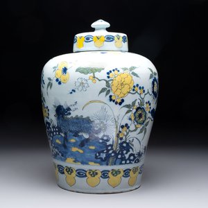 A blue, white and yellow Dutch Delft 'qilin' vase, 17th C. — foto 1