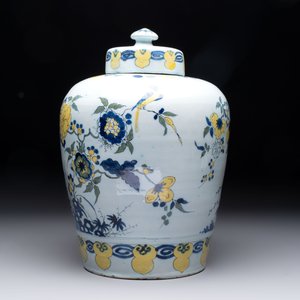A blue, white and yellow Dutch Delft 'qilin' vase, 17th C. — foto 2