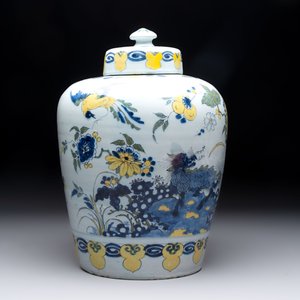 A blue, white and yellow Dutch Delft 'qilin' vase, 17th C. — foto 4