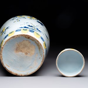 A blue, white and yellow Dutch Delft 'qilin' vase, 17th C. — foto 6