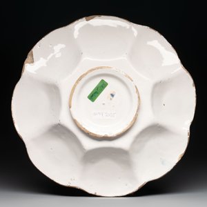 A blue, white and yellow Dutch Delftware dish with a putto, Delft or Haarlem, 17th C. — photo 2