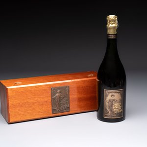 A bottle of Cuvée Spéciale Louise Pommery Vintage 1980 Champagne, presented in a commemorative box fitted with a bronze plaque — photo 1