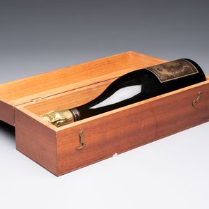 A bottle of Cuvée Spéciale Louise Pommery Vintage 1980 Champagne, presented in a commemorative box fitted with a bronze plaque — photo 2