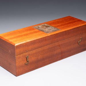 A bottle of Cuvée Spéciale Louise Pommery Vintage 1980 Champagne, presented in a commemorative box fitted with a bronze plaque — photo 3