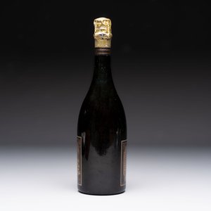 A bottle of Cuvée Spéciale Louise Pommery Vintage 1980 Champagne, presented in a commemorative box fitted with a bronze plaque — photo 5