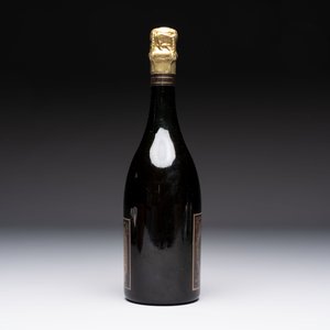 A bottle of Cuvée Spéciale Louise Pommery Vintage 1980 Champagne, presented in a commemorative box fitted with a bronze plaque — photo 7