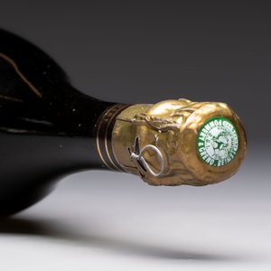 A bottle of Cuvée Spéciale Louise Pommery Vintage 1980 Champagne, presented in a commemorative box fitted with a bronze plaque — photo 9