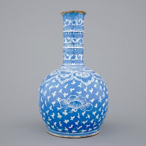 A bottle-shaped Persian style blue ground vase, poss. France, 18/19th C. — photo 2
