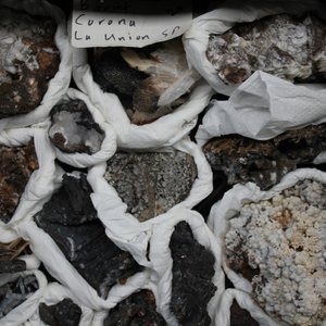 A box lot of various minerals and semi-precious stones — 照片 3
