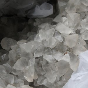 A box lot of various minerals and semi-precious stones — 照片 1