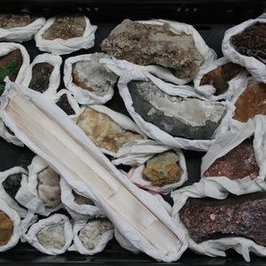 A box lot of various minerals and semi-precious stones — 照片 1