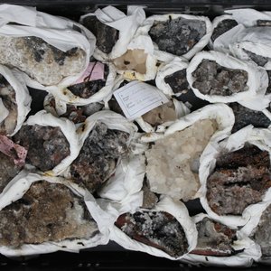 A box lot of various minerals and semi-precious stones — 照片 1