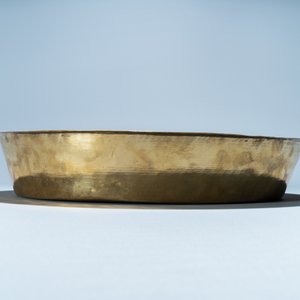 A brass alms basin depicting 'The Spies of Canaan', Nuremberg, Germany, 16th C. — photo 5