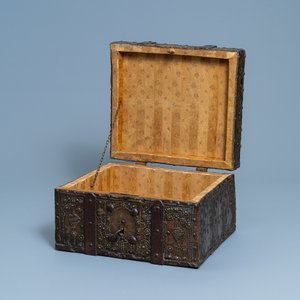 A brass and iron-mounted wooden casket, Germany, 17/18th C. — 照片 2
