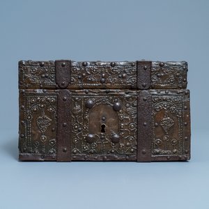 A brass and iron-mounted wooden casket, Germany, 17/18th C. — 照片 3