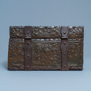 A brass and iron-mounted wooden casket, Germany, 17/18th C. — 照片 5