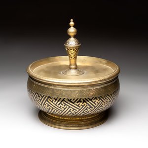 A brass betel bowl and cover with black-enamelled and engraved design, Indonesia, 19th C. — foto 1