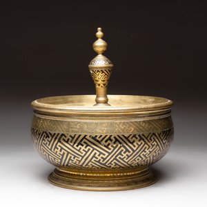 A brass betel bowl and cover with black-enamelled and engraved design, Indonesia, 19th C. — foto 2
