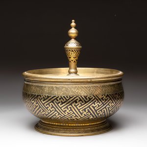 A brass betel bowl and cover with black-enamelled and engraved design, Indonesia, 19th C. — foto 3