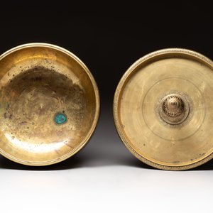 A brass betel bowl and cover with black-enamelled and engraved design, Indonesia, 19th C. — foto 4