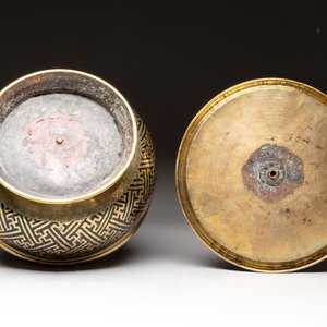 A brass betel bowl and cover with black-enamelled and engraved design, Indonesia, 19th C. — foto 5