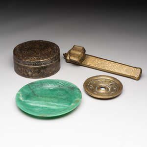 A brass weight, an inkwell, a box and a jade saucer, incl. Mughal, Ottoman and Qajar, 18/20th C. — photo 1