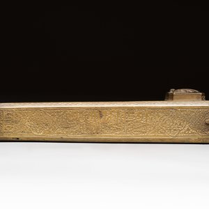 A brass weight, an inkwell, a box and a jade saucer, incl. Mughal, Ottoman and Qajar, 18/20th C. — photo 11