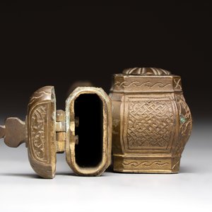 A brass weight, an inkwell, a box and a jade saucer, incl. Mughal, Ottoman and Qajar, 18/20th C. — photo 12