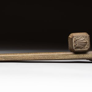 A brass weight, an inkwell, a box and a jade saucer, incl. Mughal, Ottoman and Qajar, 18/20th C. — photo 14