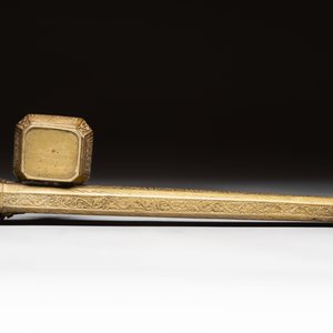 A brass weight, an inkwell, a box and a jade saucer, incl. Mughal, Ottoman and Qajar, 18/20th C. — photo 15