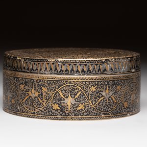 A brass weight, an inkwell, a box and a jade saucer, incl. Mughal, Ottoman and Qajar, 18/20th C. — photo 2