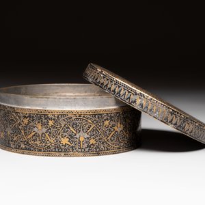A brass weight, an inkwell, a box and a jade saucer, incl. Mughal, Ottoman and Qajar, 18/20th C. — photo 3