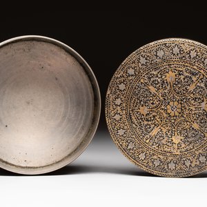 A brass weight, an inkwell, a box and a jade saucer, incl. Mughal, Ottoman and Qajar, 18/20th C. — photo 4